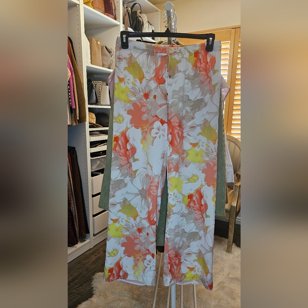 Calvin Klein wide leg, flower printed pants. Size S (XS)
